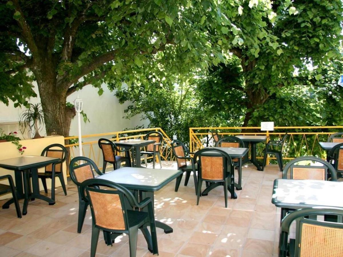 Les Ambassadeurs Logis Hotels Et Restaurant Суяк Екстериор снимка