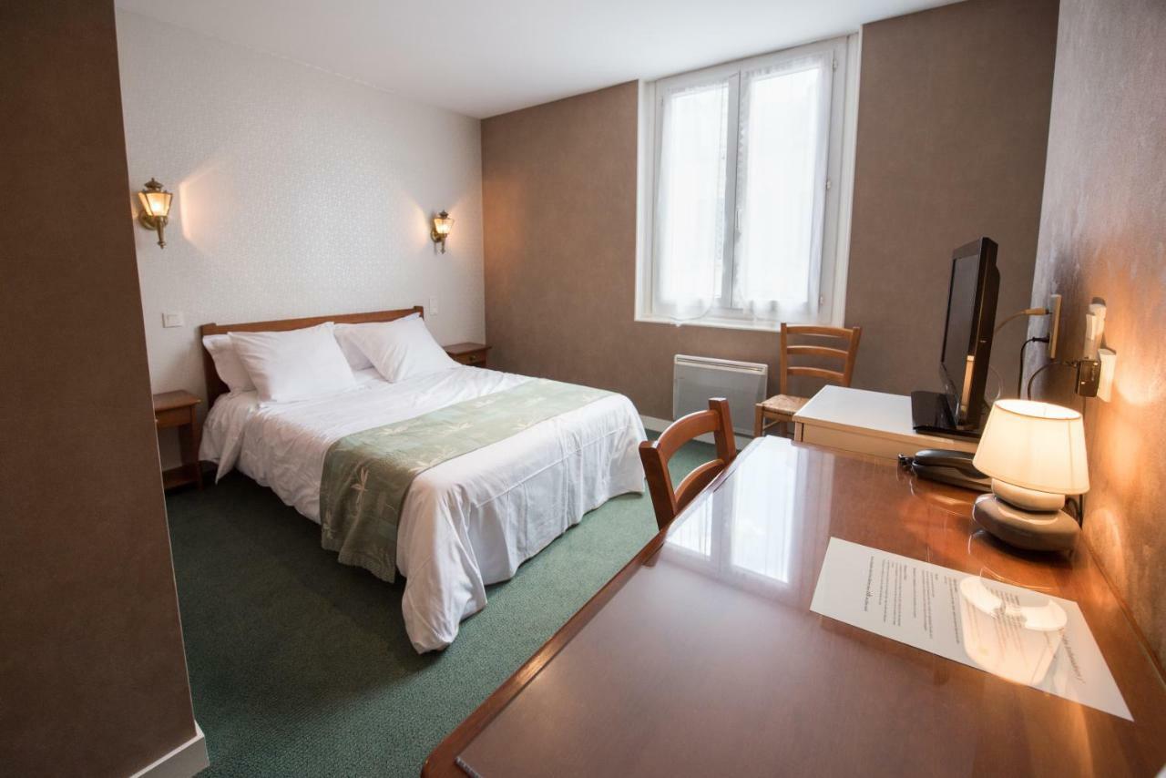 Les Ambassadeurs Logis Hotels Et Restaurant Суяк Екстериор снимка